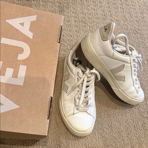 Veja Women's Cream Sneakers